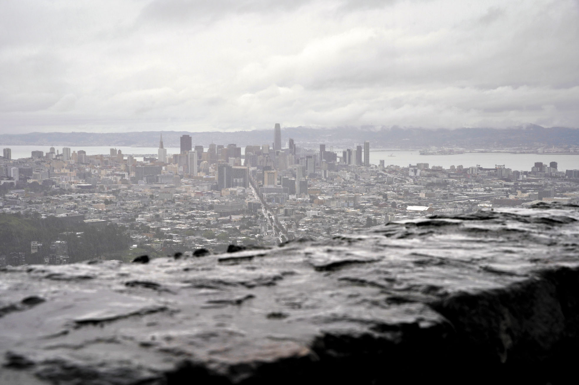 風暴抵達灣區，三藩市市中心天際線陷入雨霧中。Giselle Garza Lerma/三藩市紀事報/美聯社