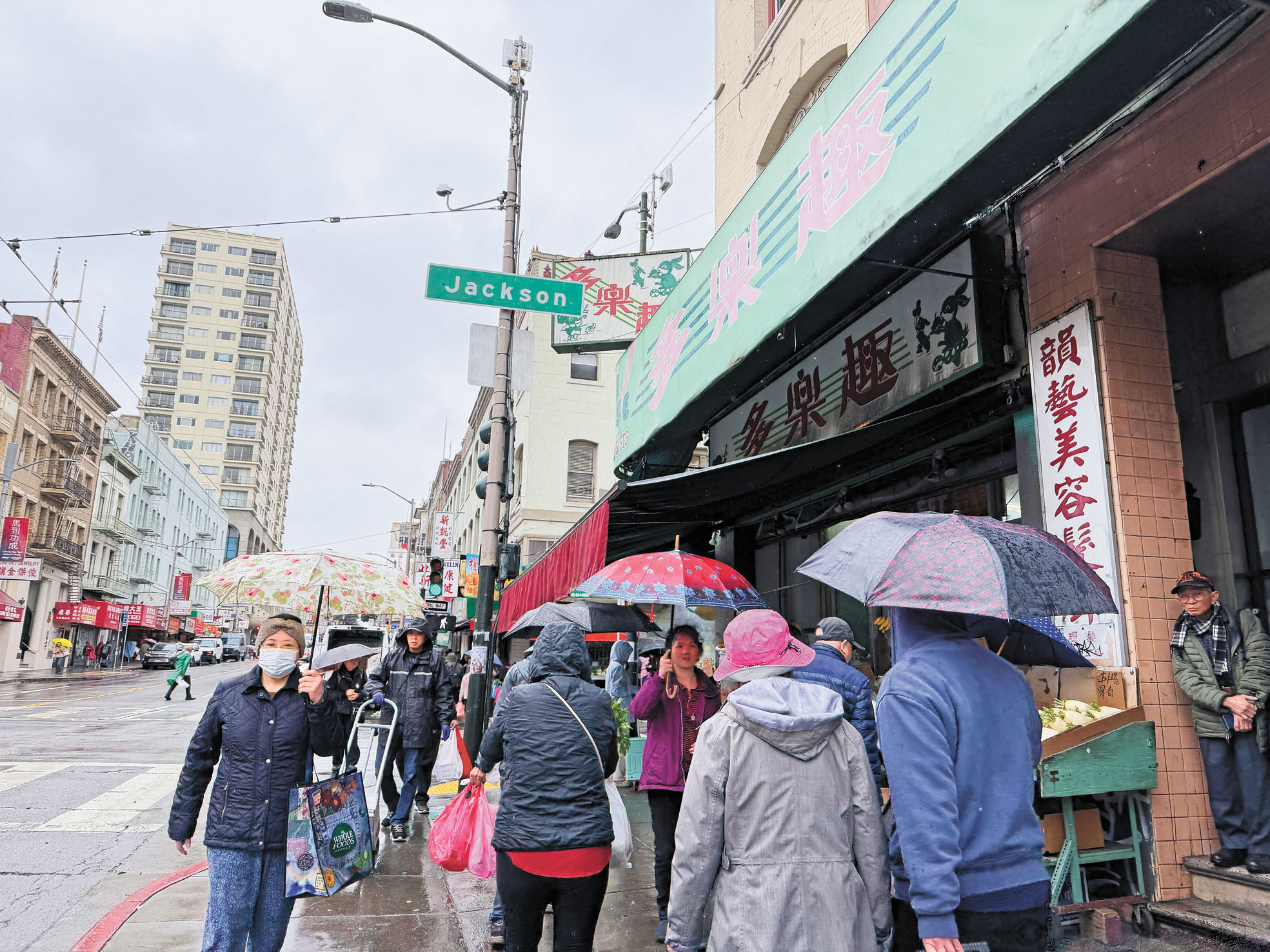 除夕三藩市華埠年貨採買人潮未減,街坊冒雨湧入市場選購年夜飯新鮮食材。記者蘇婕雅攝