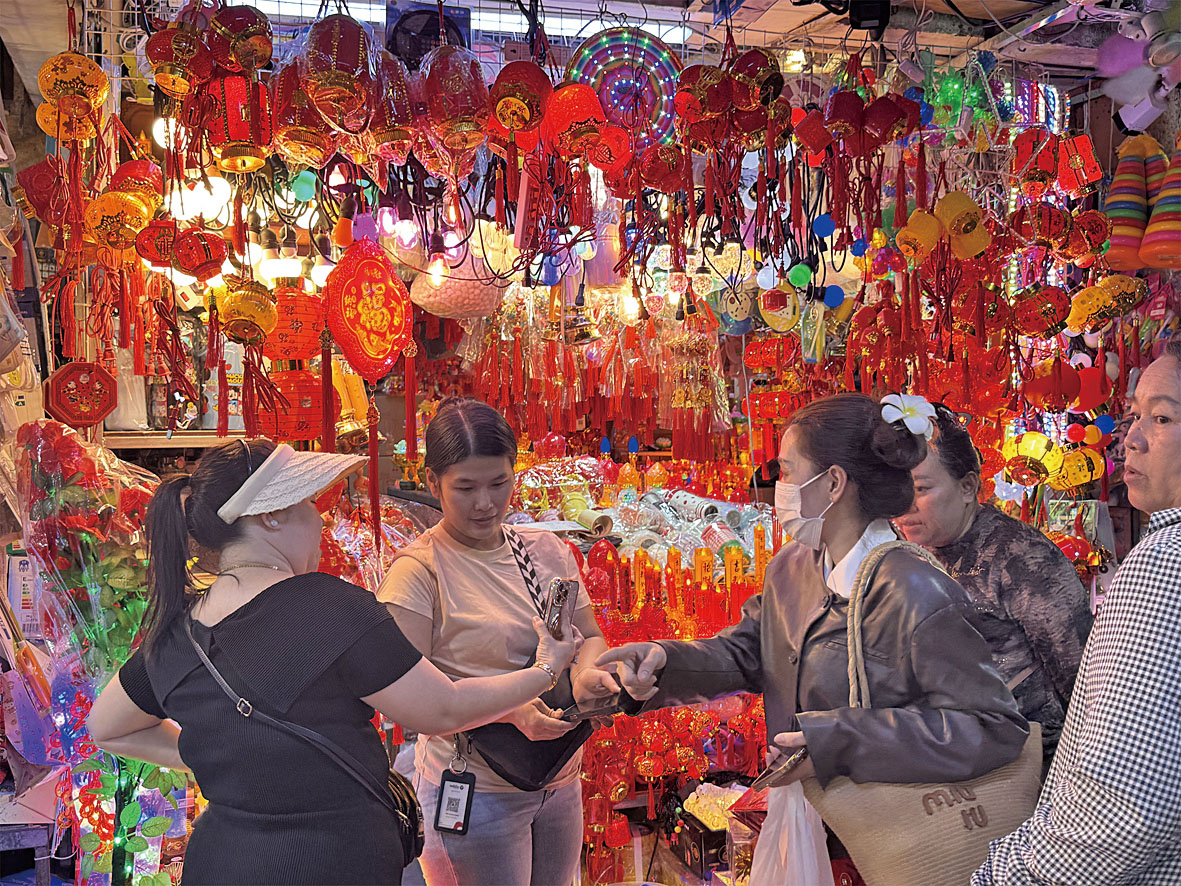 柬埔寨金邊市中心的烏亞西市場內，紅燈籠、紅春聯，以及各類紅色掛件飾品，琳琅滿目。中新社