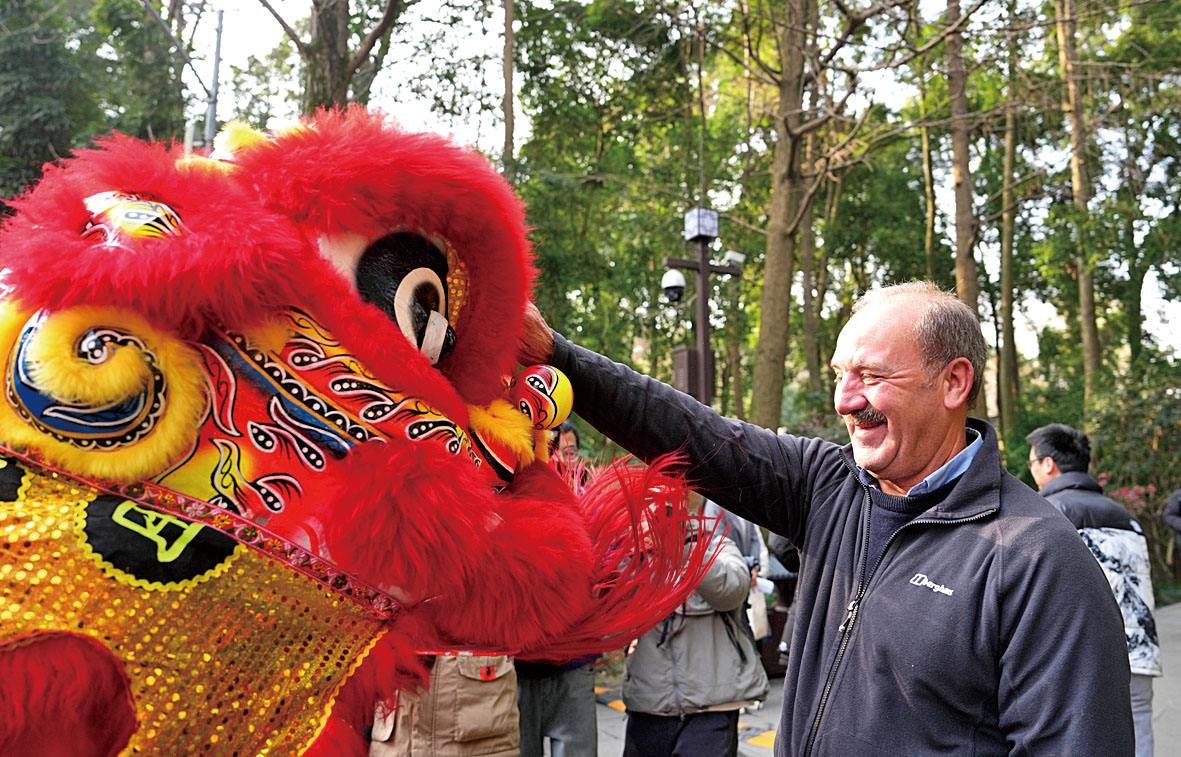 馬年到，越來越多外國遊客跨越山海、拎起行囊、帶著好奇湧入中國，展開一場新春限定的「China Travel」。中新社