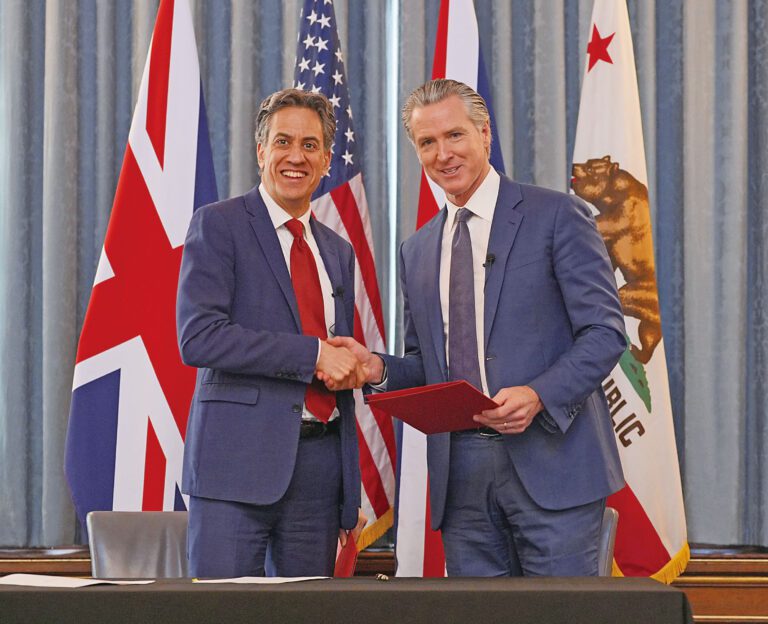 加州州長紐森（右）與英國能源大臣文立彬簽訂清潔能源協定。美聯社