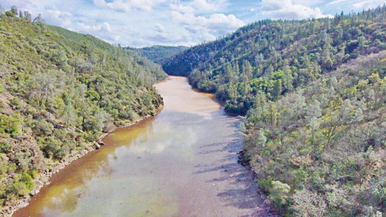 發電廠管線爆裂事故後，尤巴河與恩格爾布賴特湖交匯處發現油膜。溢油預防和響應辦公室