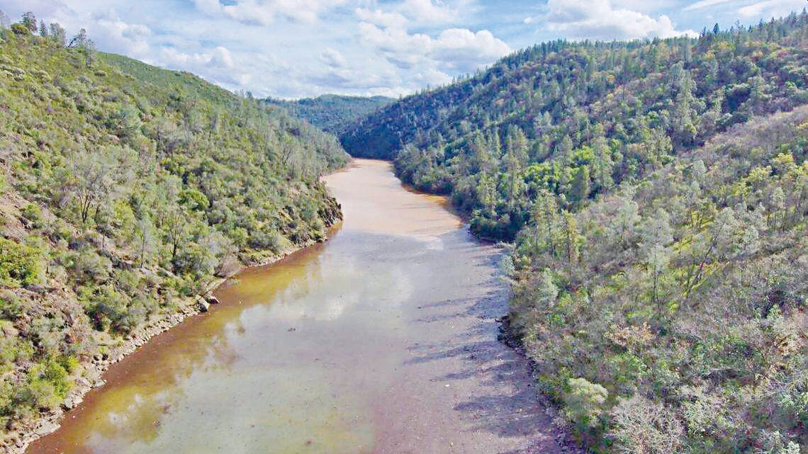 發電廠管線爆裂事故後，尤巴河與恩格爾布賴特湖交匯處發現油膜。溢油預防和響應辦公室