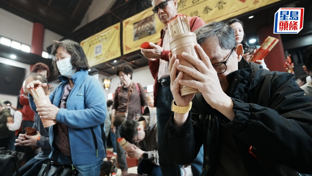 車公廟年初二香火盛！父子求籤一上一下 兒子豁達面對：下籤都要睇化，唔好放棄