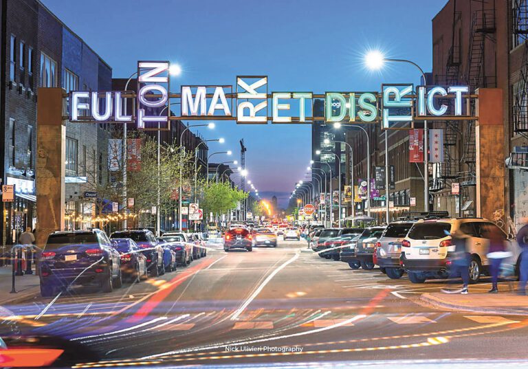 在芝加哥市中心的商業辦公樓處於低潮時刻、西環的富頓市場卻大張旗鼓、蓬勃的發展。