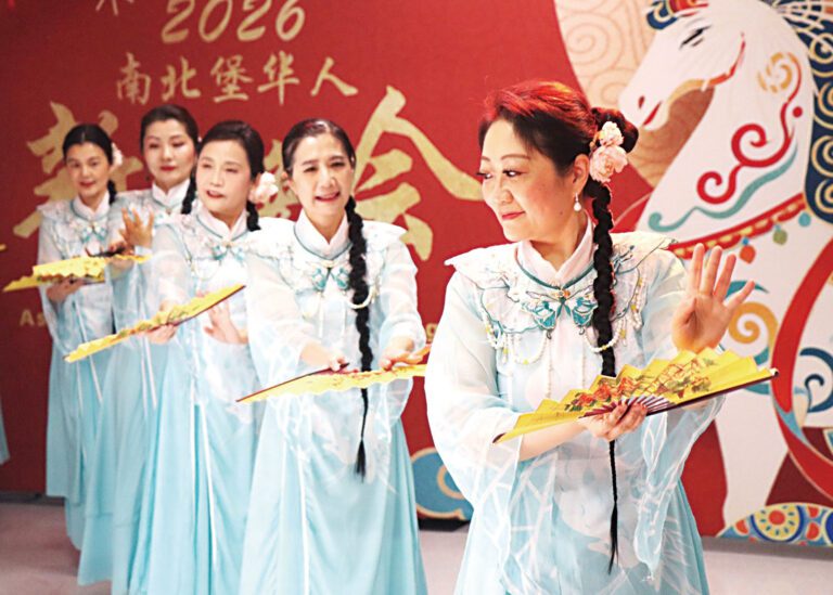 天邊舞團表演精彩的民族舞蹈。 李强攝