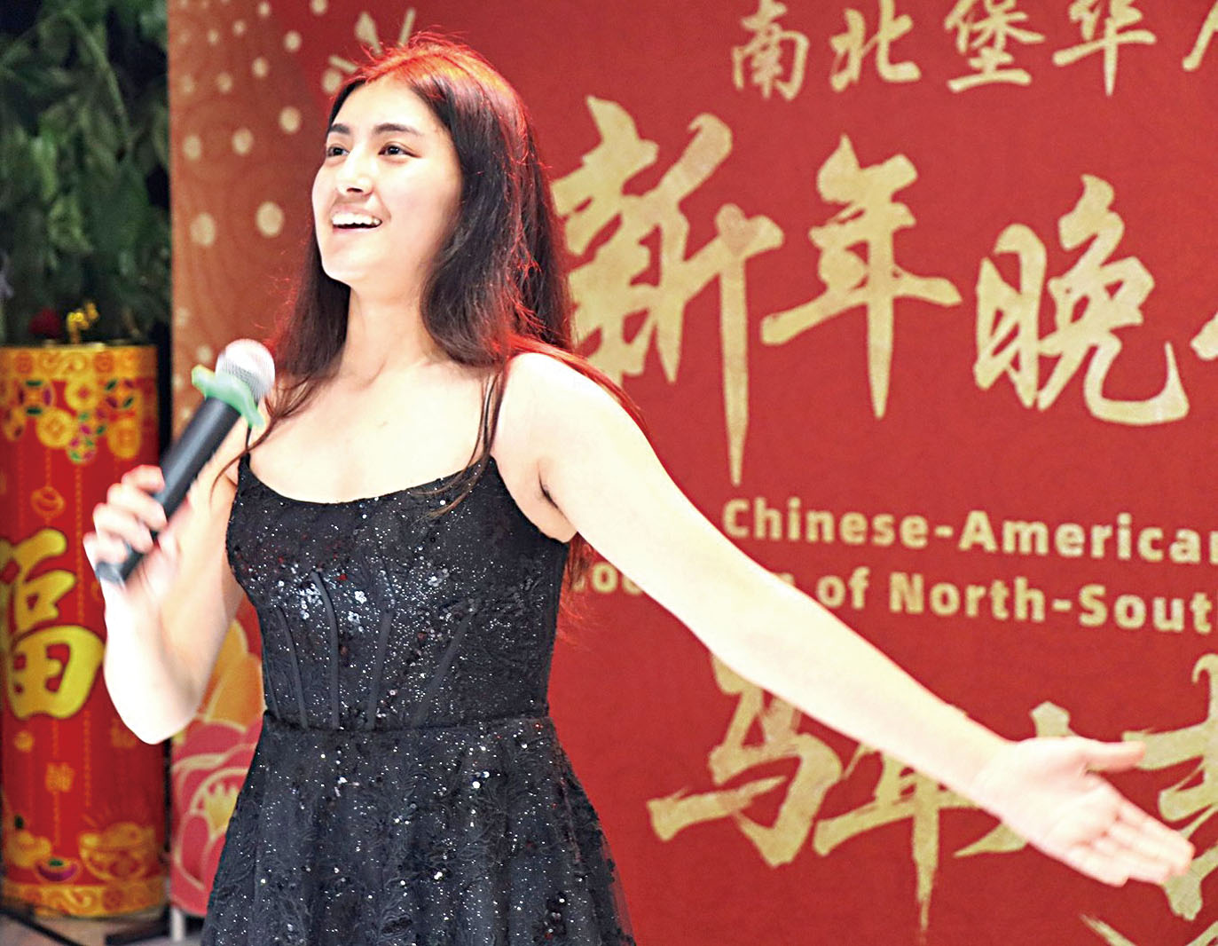 索菲亞演唱時的臺風也非常優美自信。