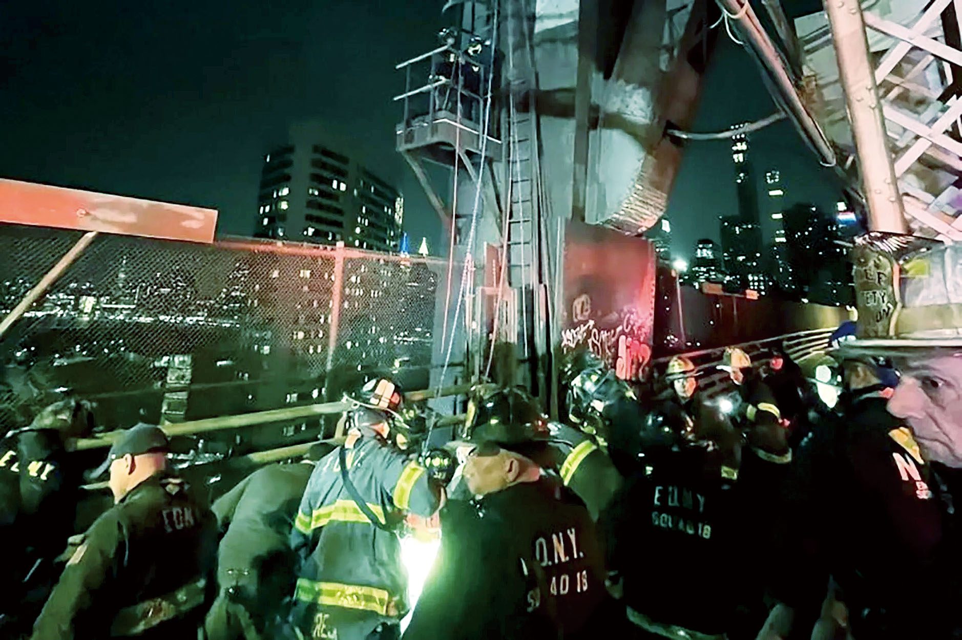 少年墜入50呎深的窄井，消防救援行動非常困難且耗時。紐約市消防局圖片