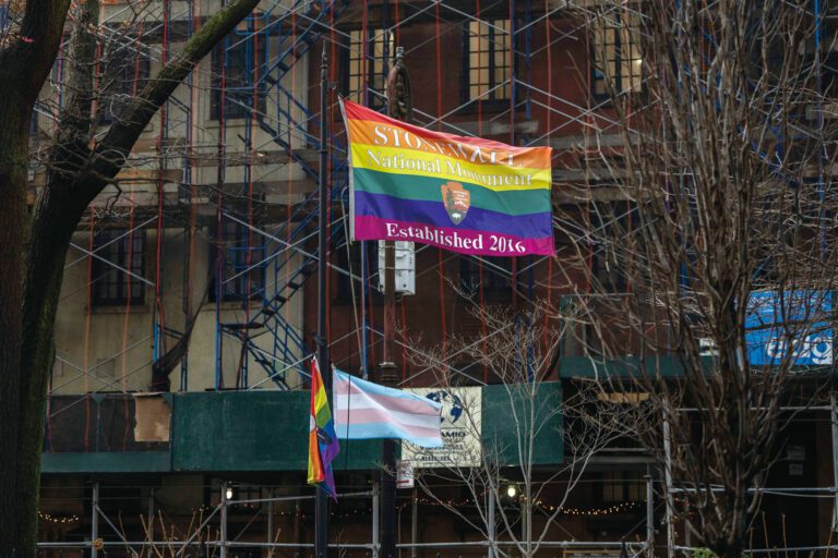 特朗普政府日前撤下石牆國家紀念碑的彩虹旗，引來大批反對行動。 Hiroko Masuike/紐約時報