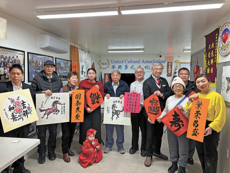 梁華釗(左六)與鄭永佳(左七)等嘉賓出席12日活動。 華興多元文化中心提供