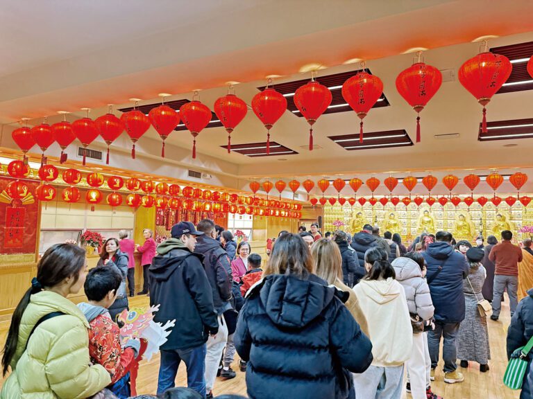 佛光山內張燈結彩。