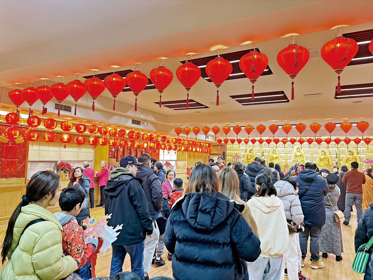 佛光山內張燈結彩。