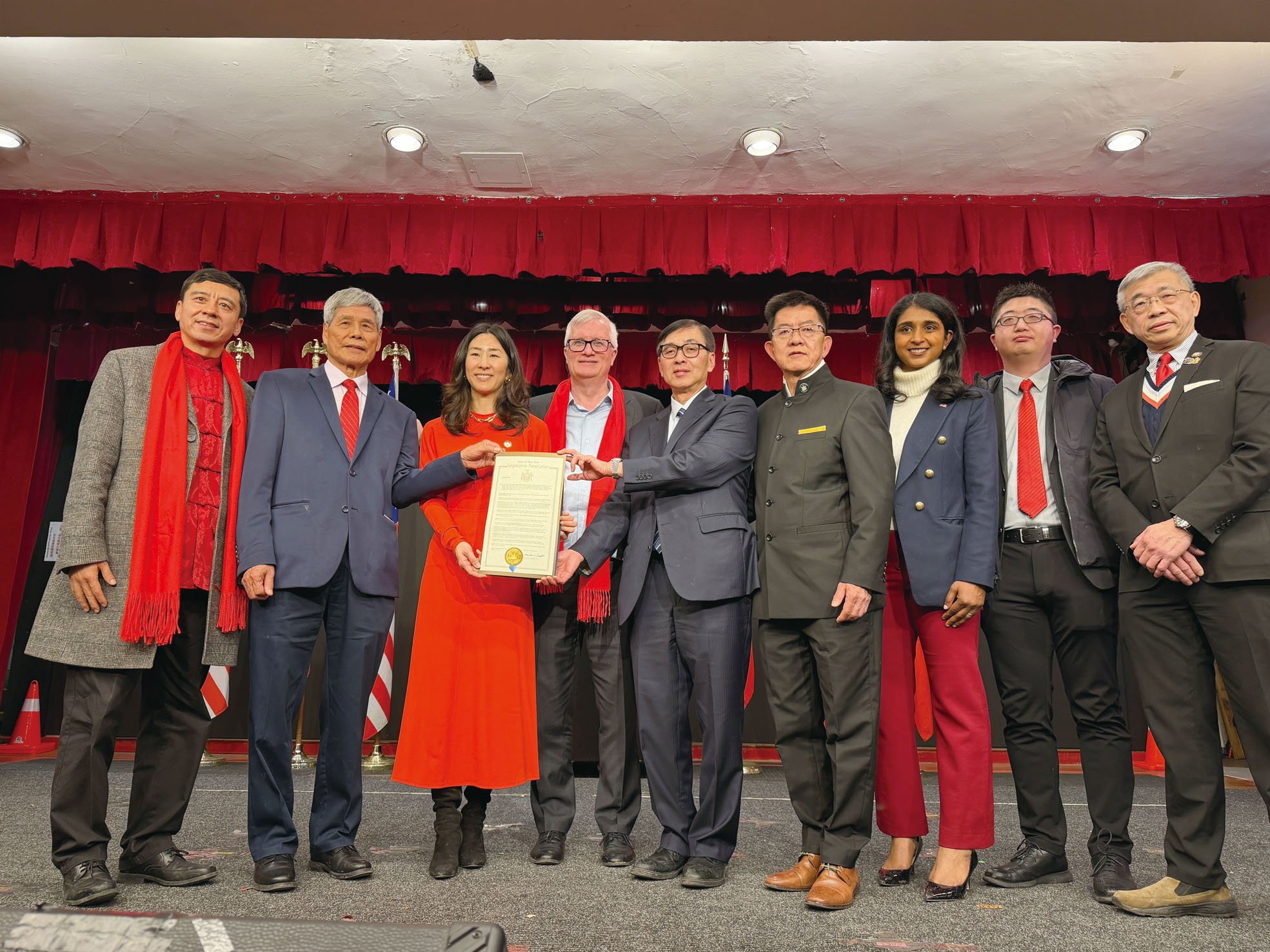 多位州議員及代表向中華公所發表揚狀。