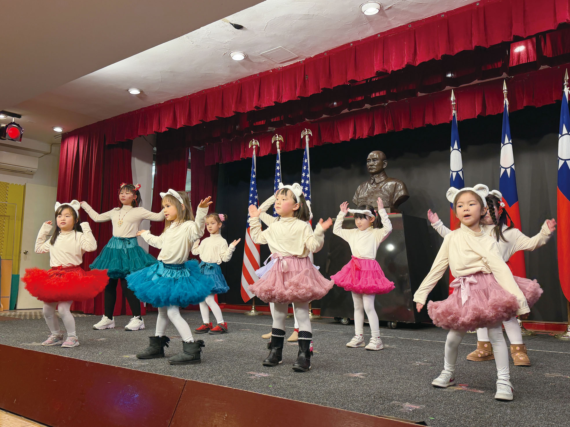 華僑學校學生舞蹈表演增添喜慶。