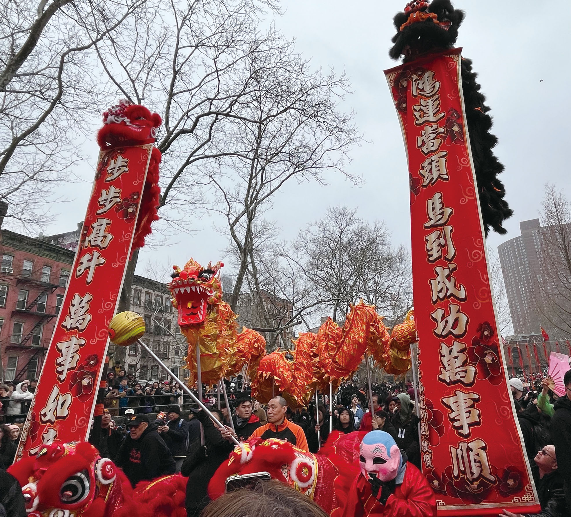醒獅登高送祝福。