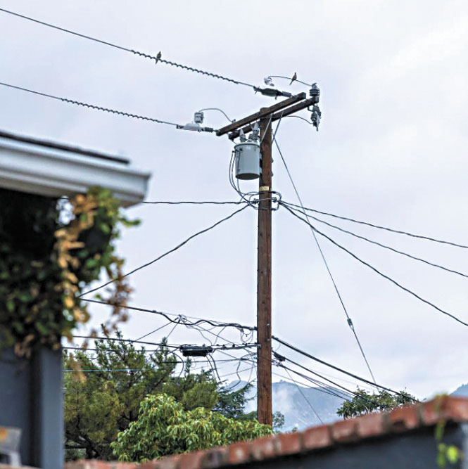 阿塔迪納居民西波拉家門外的電線。洛杉磯時報