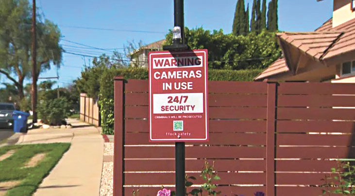 洛杉磯谷格倫社區居民自行設置安全警示牌。KTLA