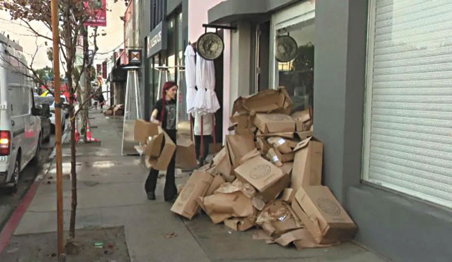 梅爾羅斯大道靠近馬特爾大道附近，一整條街商店被洪水淹沒。KTLA