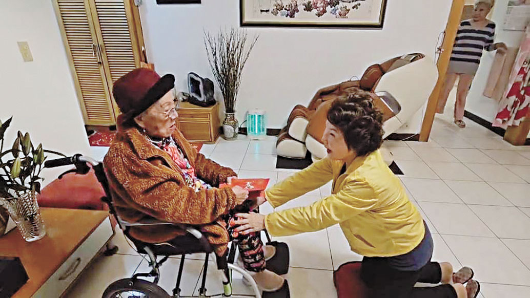 楊燕除夕夜跪著母親拜年，場面溫馨。網上圖片