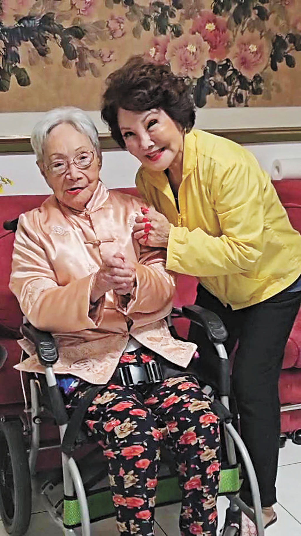 楊燕與105歲的母親合影。網上圖片