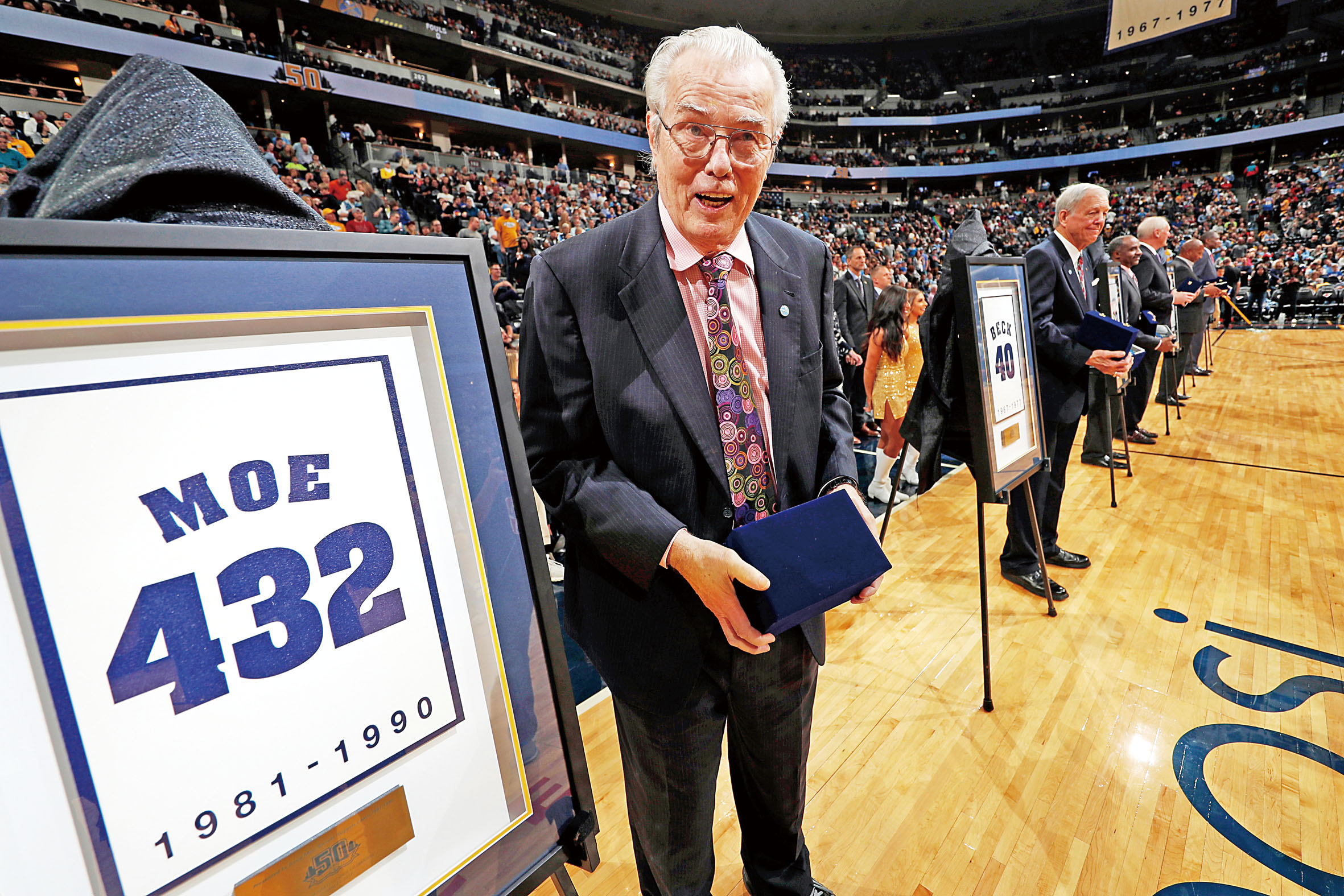 2017年的掘金50周年慶典上,道格.莫站在其退役號碼旁。美聯社