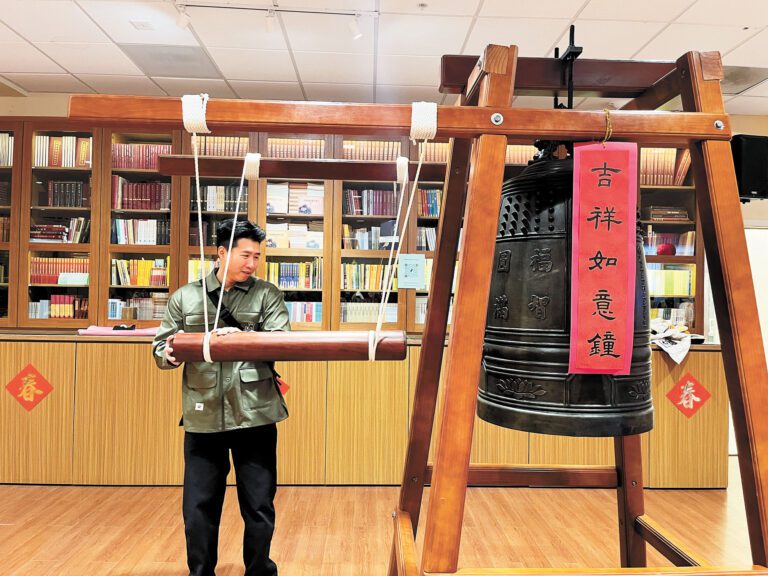 民眾大年初一叩鐘祈福。記者王蔚攝