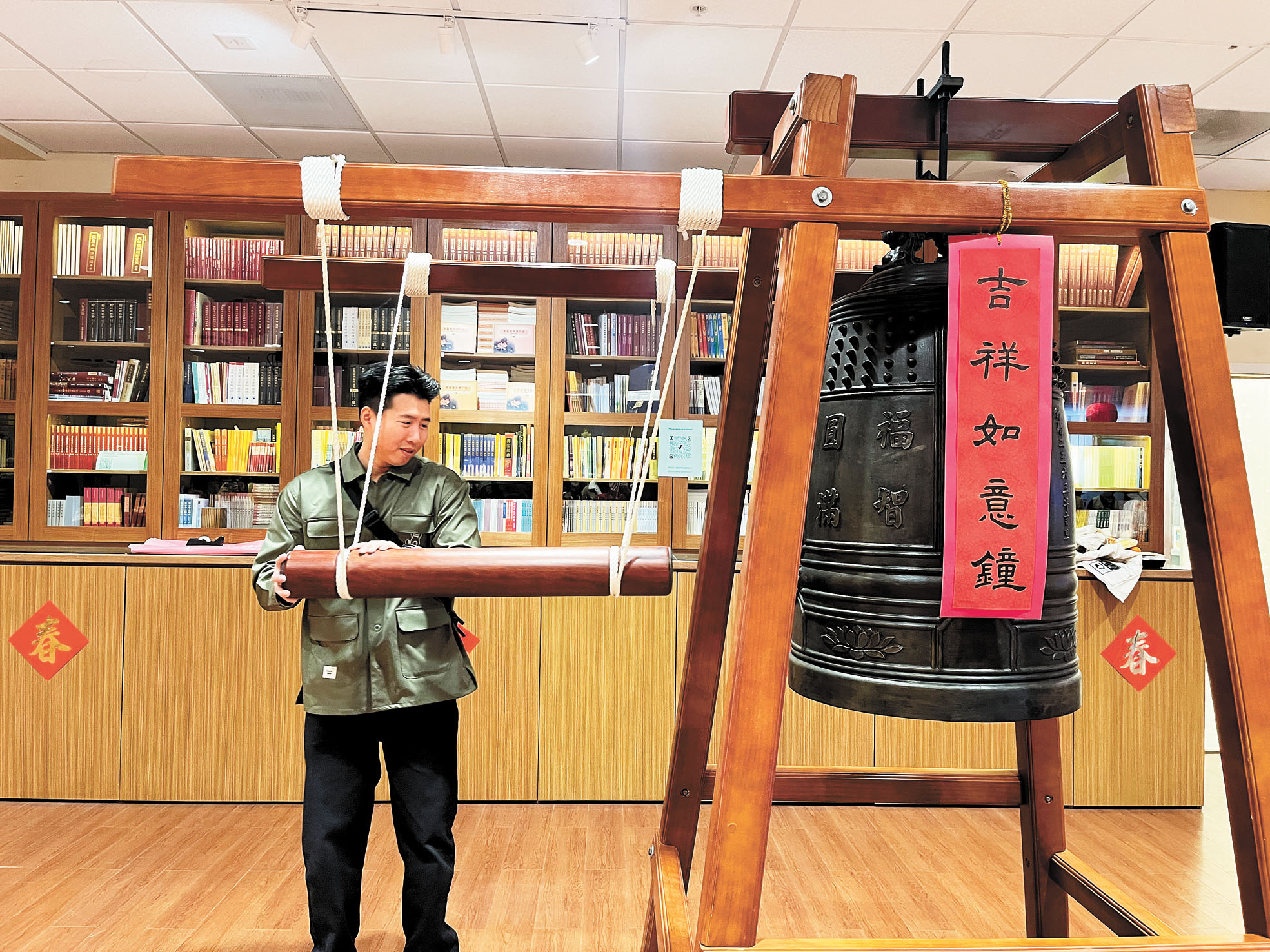 民眾大年初一叩鐘祈福。記者王蔚攝