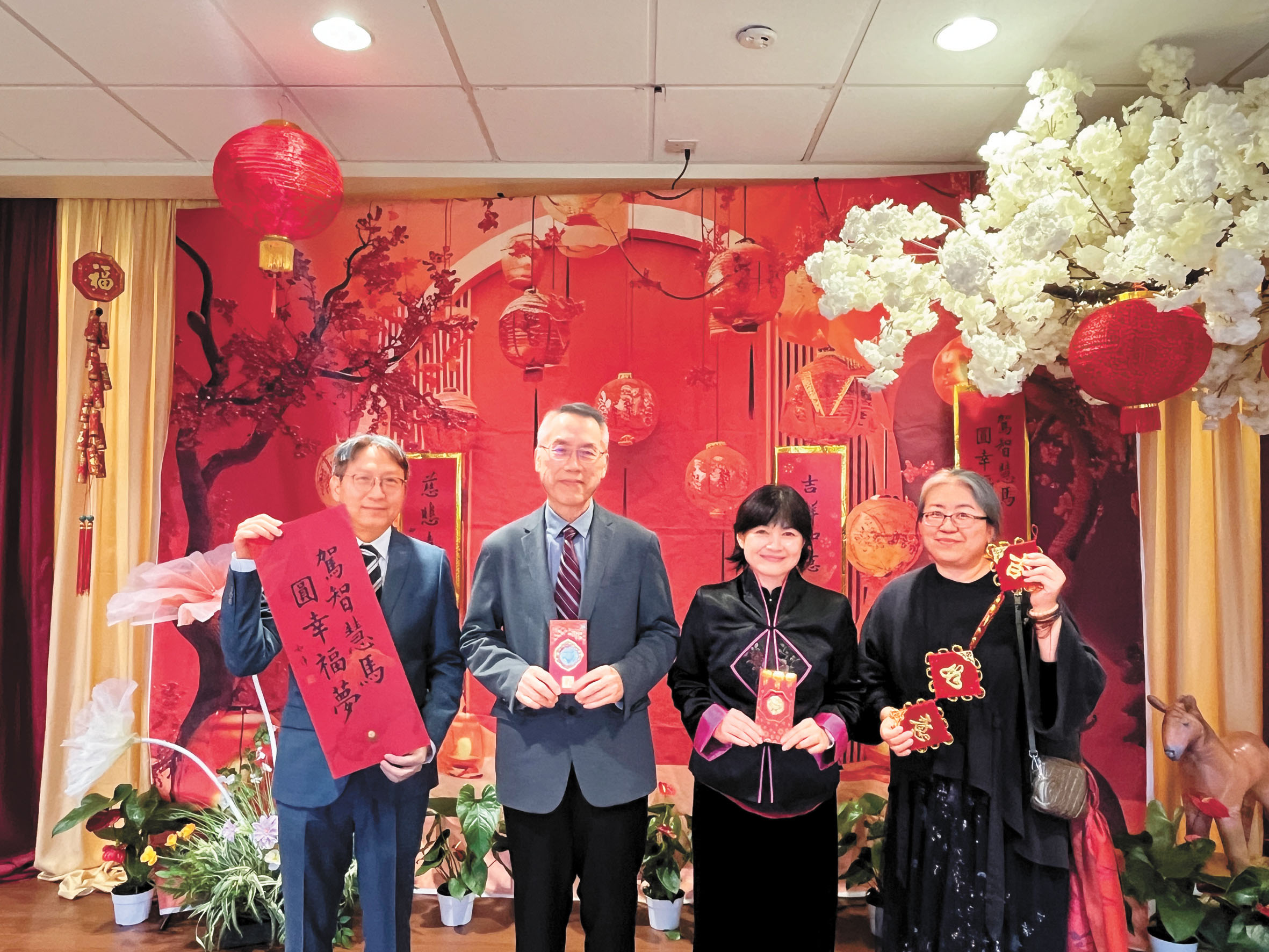 福智執行團隊在打卡留影牆留念。記者王蔚攝