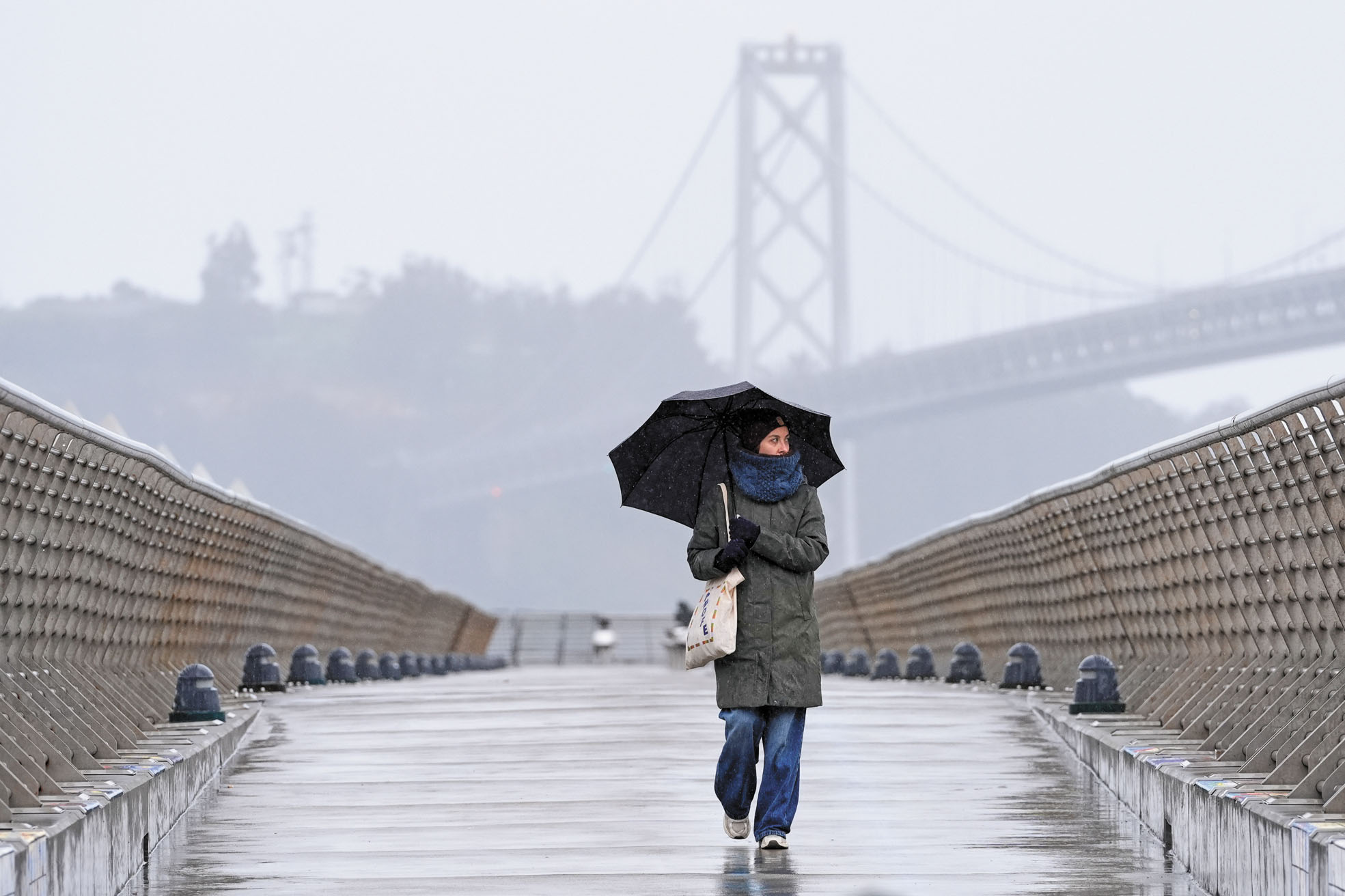 三藩市街頭雨濛蒙。美聯社