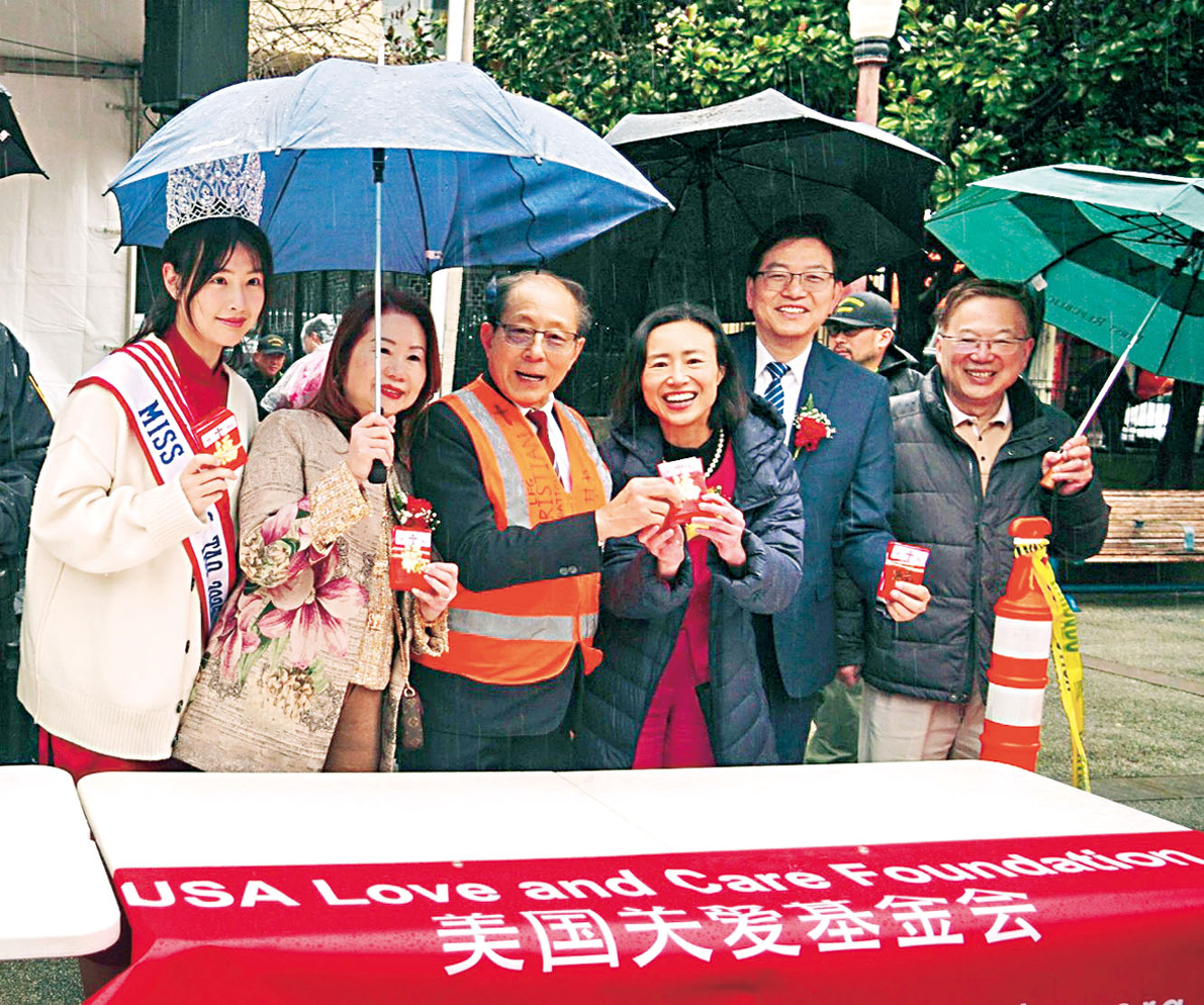 （右起）美國中藥聯商會會長劉源凱、《星島日報》美西版社長兼總編輯梁建鋒、市參事陳詩敏、美國關愛基金會會長林邦立、三藩市警察局資深分析師梁林靜宇和2025年星島親善小姐冠軍邵佳燁參加關愛基金會新春紅包派發。記者黃偉江攝