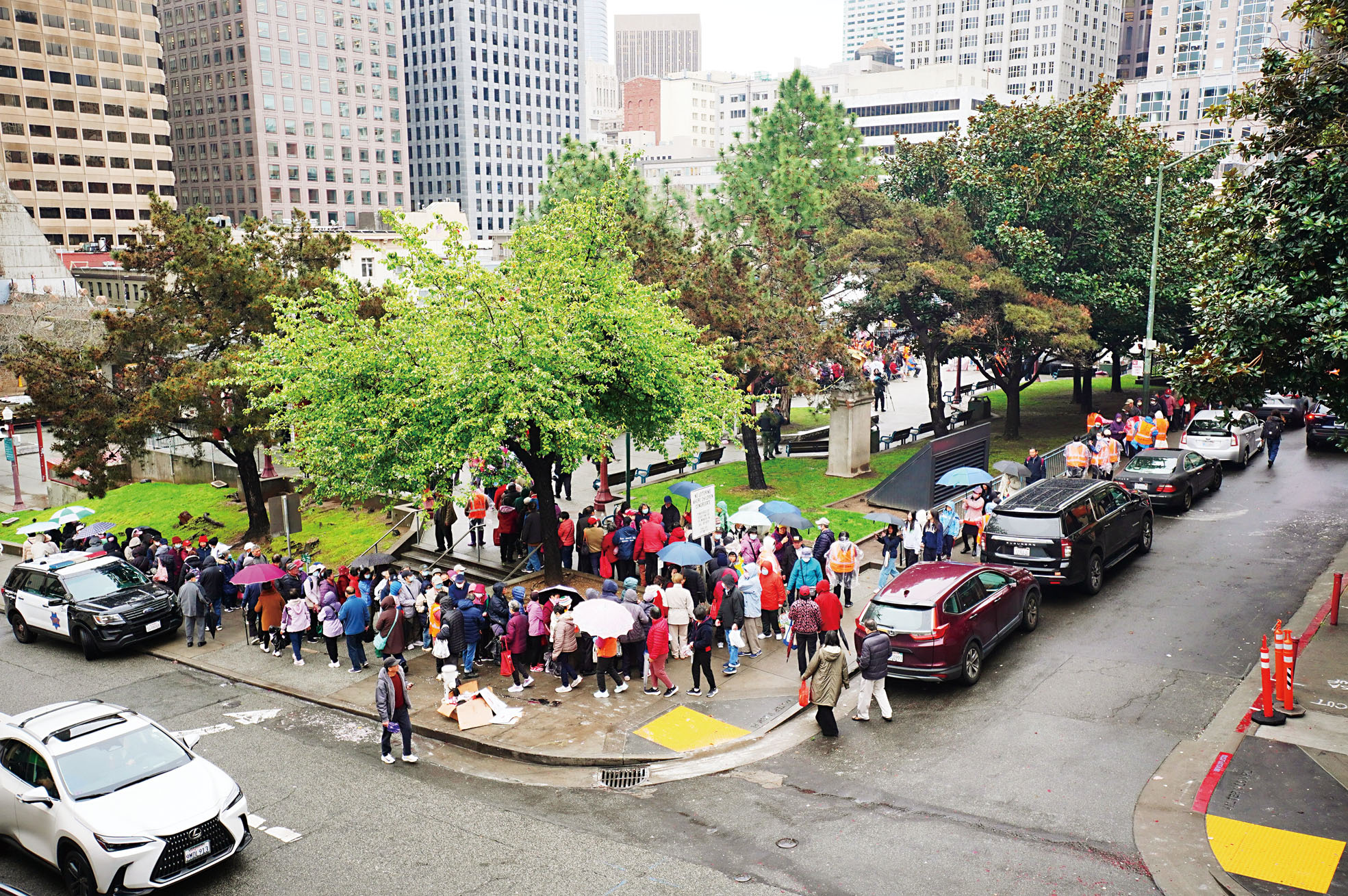 花園角前排起長龍參加關愛基金會新春紅包派發。記者黃偉江攝