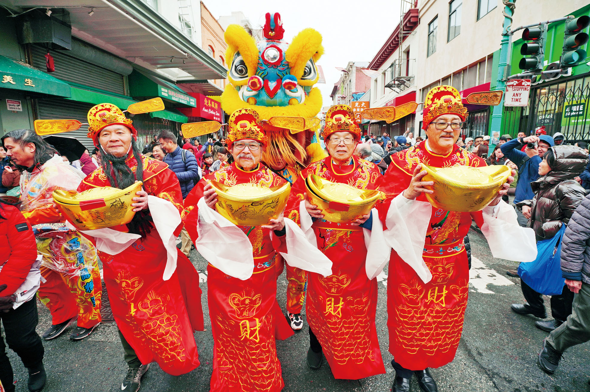 華埠歷史文化協會主辦「財神光臨華埠大派利是」。記者黃偉江攝