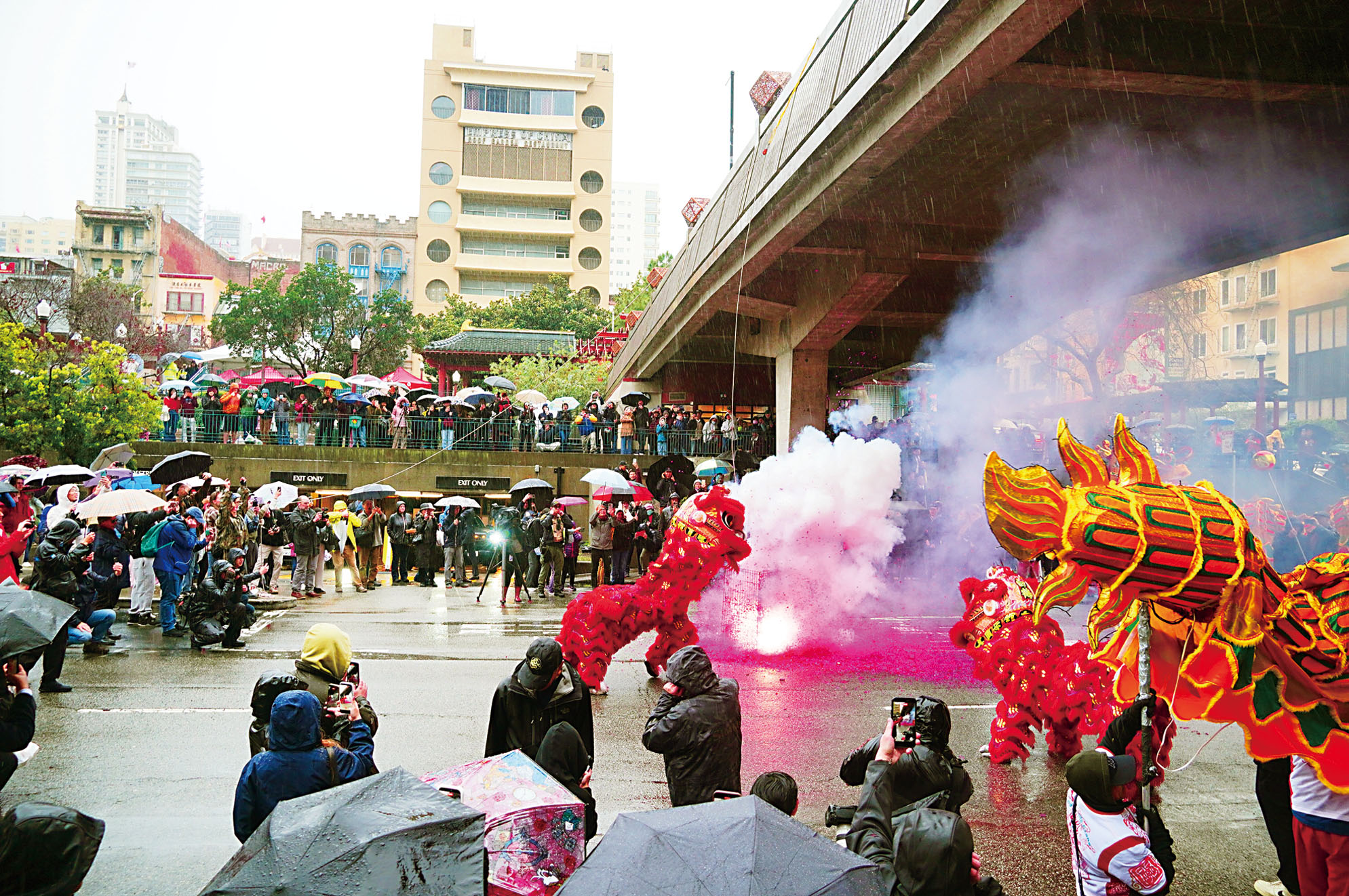花園角新春團拜點燃鞭炮。記者黃偉江攝
