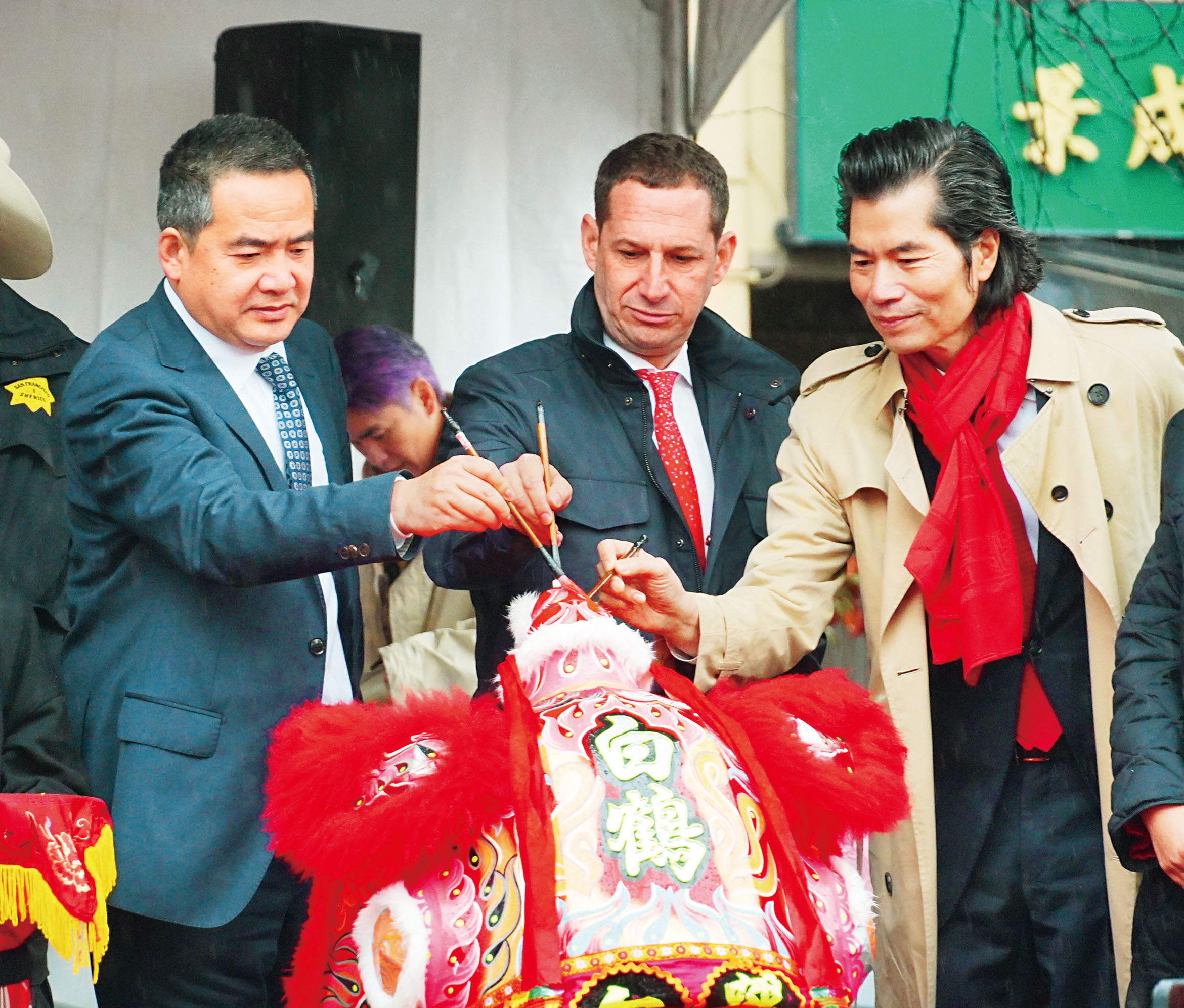 （左起）代總領事楊守征、市長羅偉和中華總商會會長劉運方為醒獅點睛。記者黃偉江攝