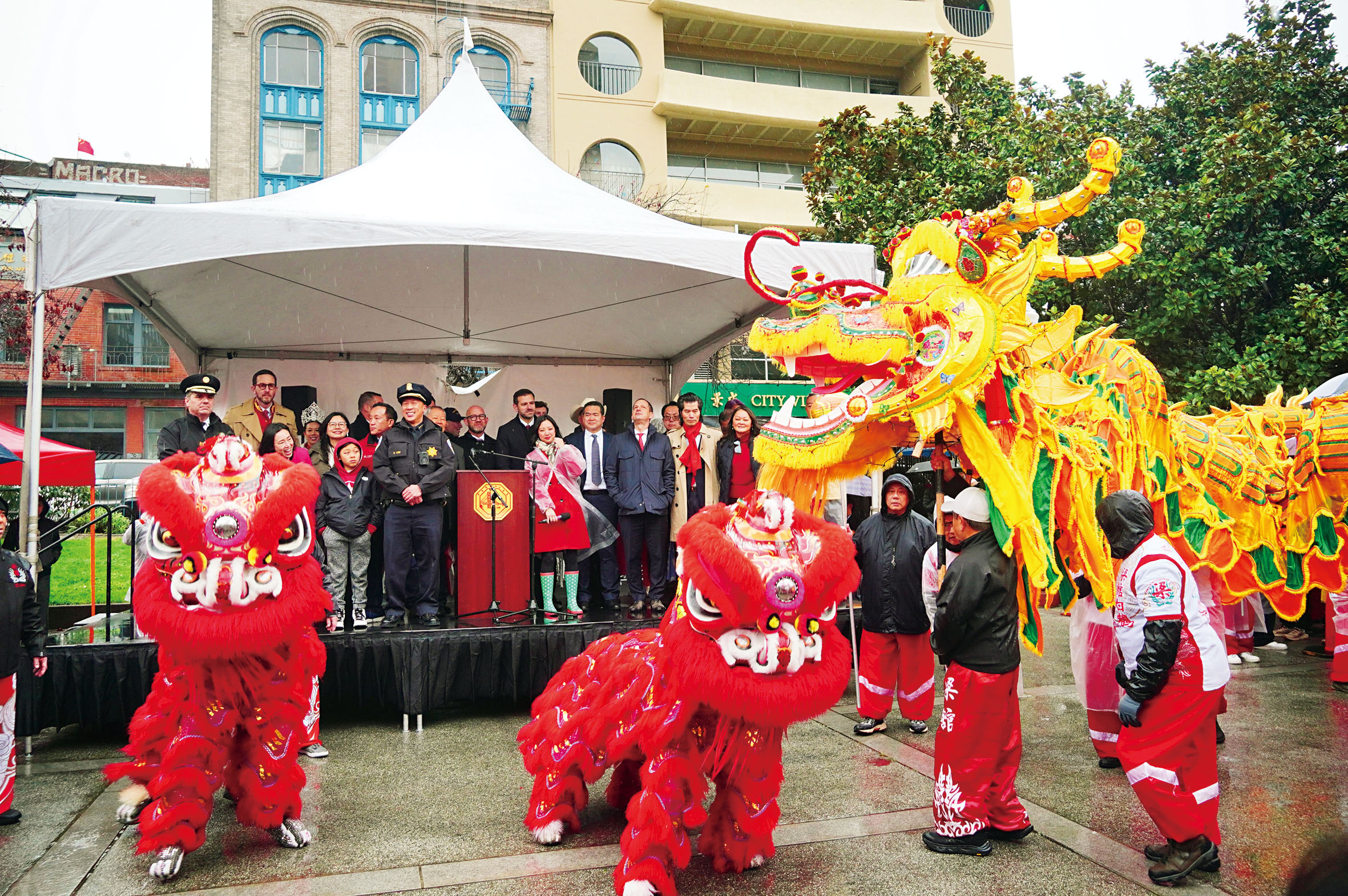鑼鼓震天，醒獅、舞龍在風雨中翻騰起舞。記者黃偉江攝