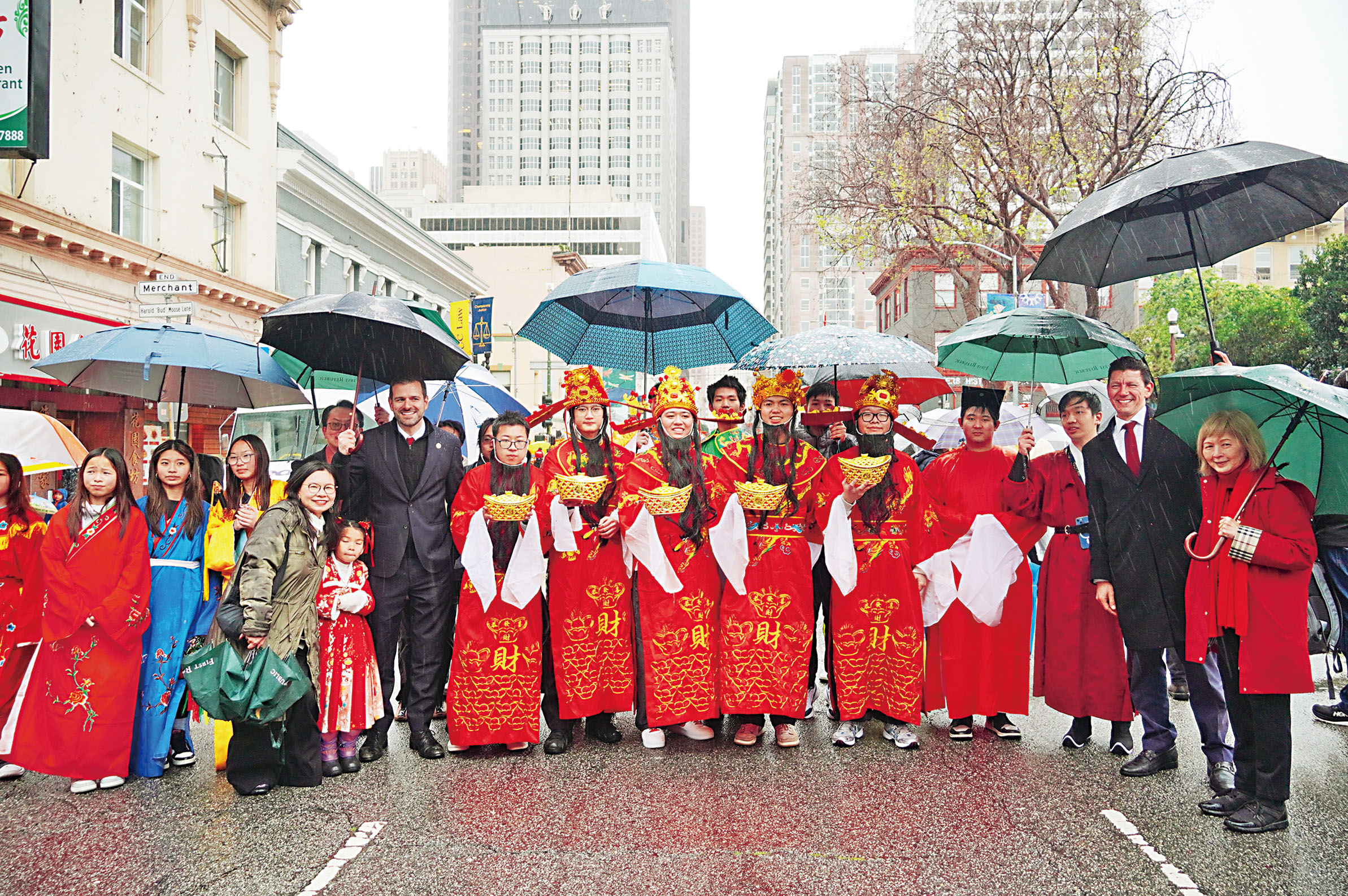 社區青年中心青少年扮演財神傳承文化傳統。記者黃偉江攝