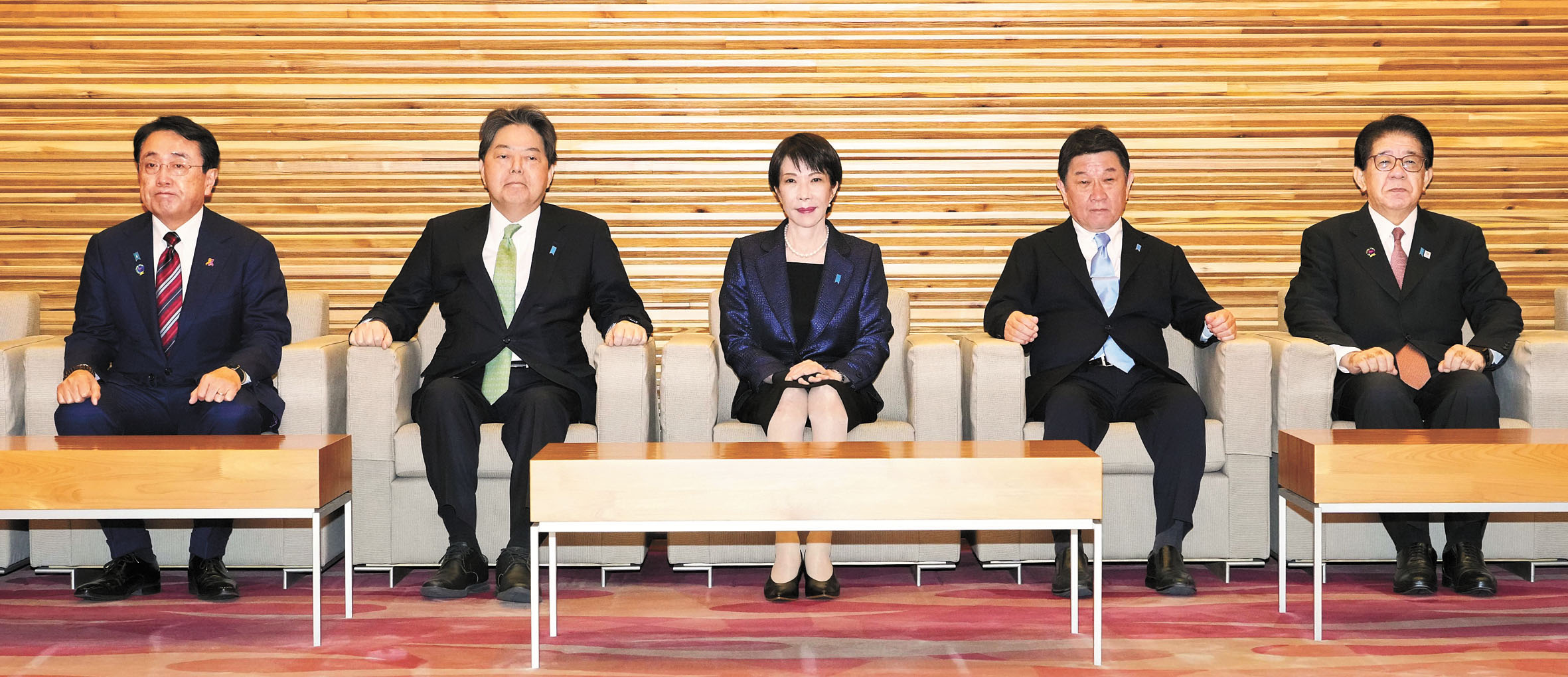 高市早苗(中)在東京與閣僚出席內閣會議,宣布內閣全體辭職。新華社