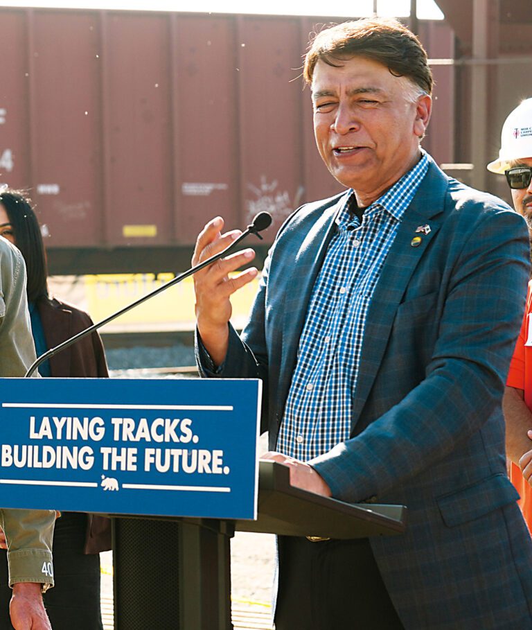 加州高鐵局局長喬德里2月3日出席記者會。美聯社資料圖片