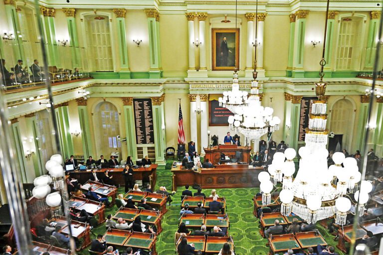 圖為今年初州長紐森在州議會發表州情咨文。美聯社資料圖片