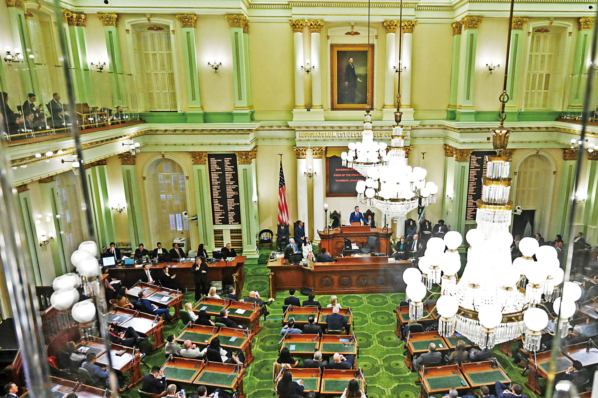 圖為今年初州長紐森在州議會發表州情咨文。美聯社資料圖片