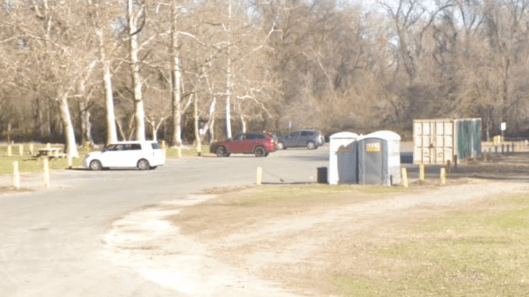 沙加緬度縣削減公園設施　美利堅河步行徑流動廁所撤走｜細說燊語