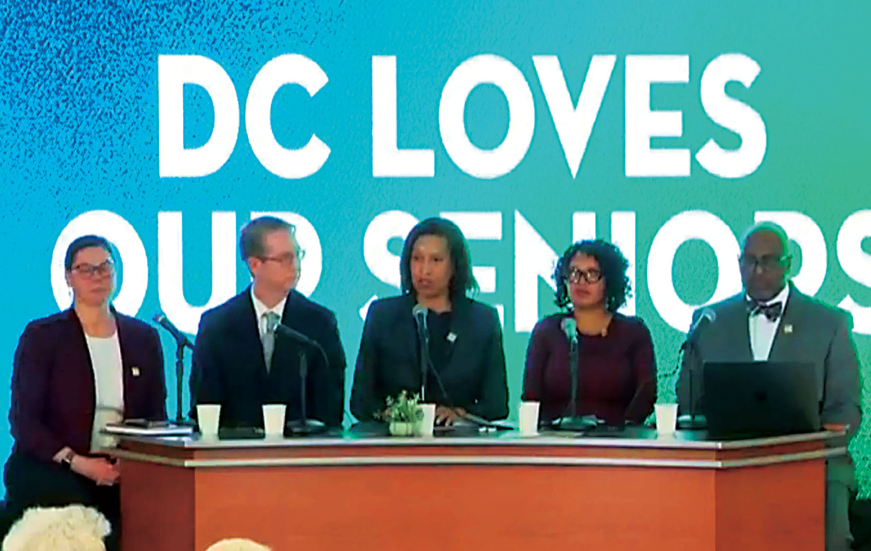 鮑澤（中）在預算論壇上公開批評紐約市長馬姆達尼的加稅計劃。 Muriel Bowser臉書圖片