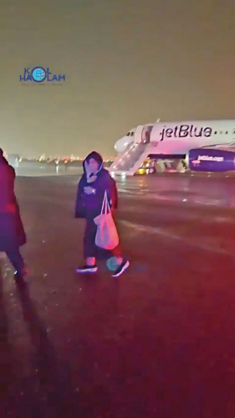 捷藍航空客機在起飛後突發引擎故障，導致122名乘客緊急疏散。 KolHaolam X圖片