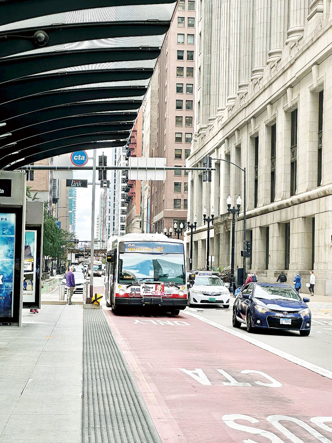 芝加哥捷運局的公交車，近年誤點的情況減少了，但地鐵的安全性與衛生條件依然是乘客們擔憂的。 梁敏育攝