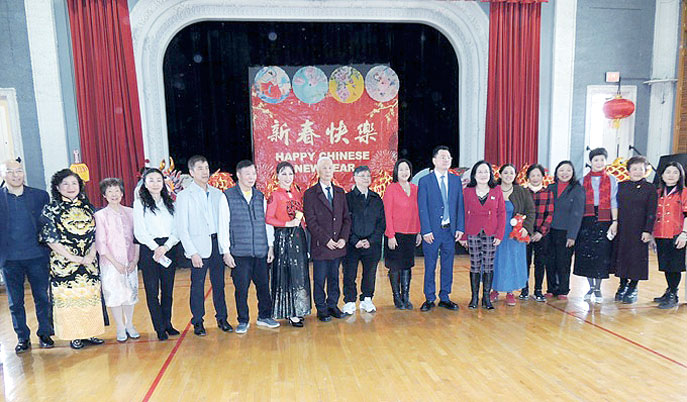 僑社領導欣然參與廟會迎春活動，均表揚廟會傳遞中華文化，讓更多不同族裔的民眾對中國習俗有進一步的了解。