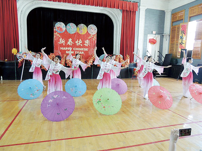 飛天舞集的小朋友表演精彩的「戲雨」。