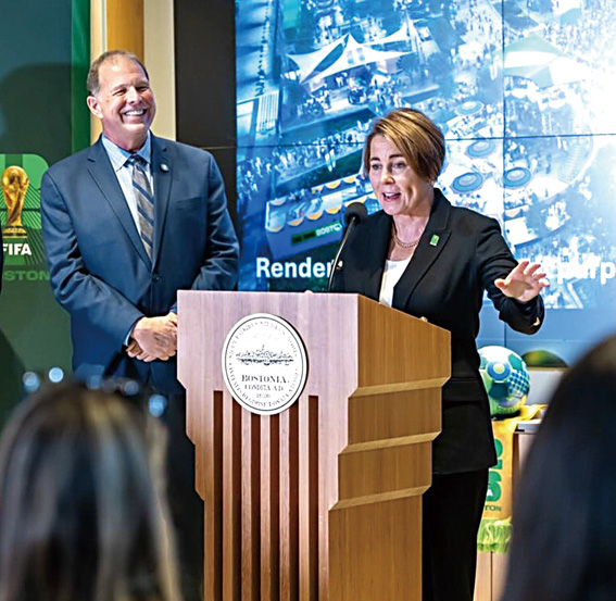 希利（右）在近日的新聞發布會中致詞。 州府提供