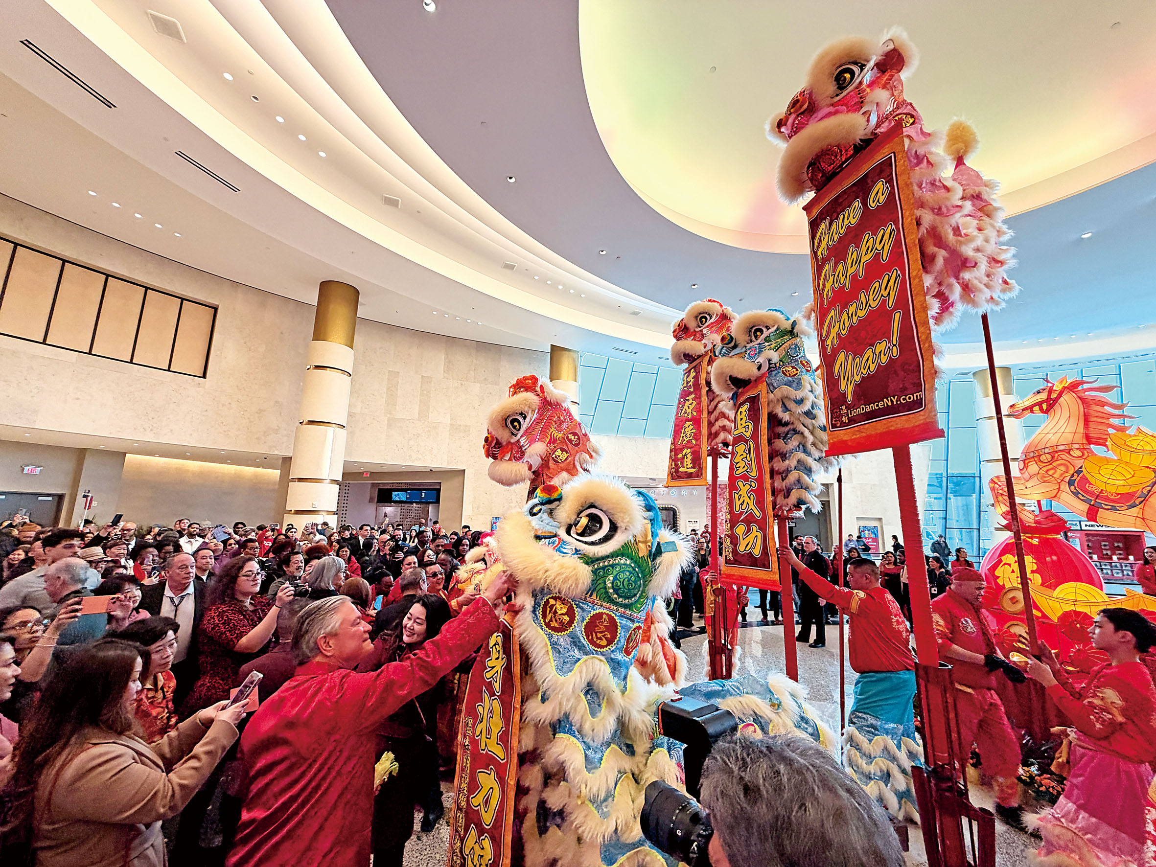 雲頂美洲東部總裁Robert DeSalvio等為醒獅點睛。