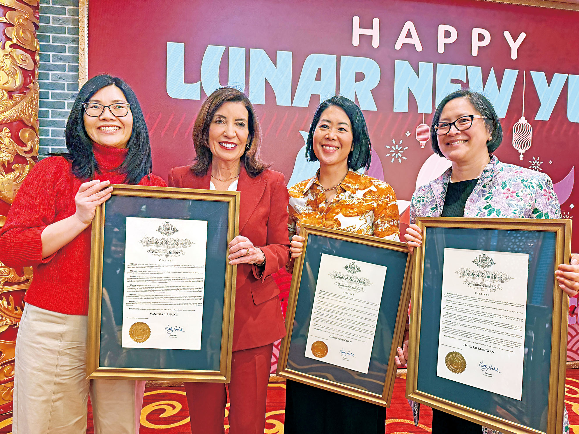 州長胡楚農曆新年宴會上，向三位華人發表揚狀，左起亞裔兒童及家庭聯盟行政總監梁韶律、亞美聯盟行政總監陳文心，法官萬泰妮。