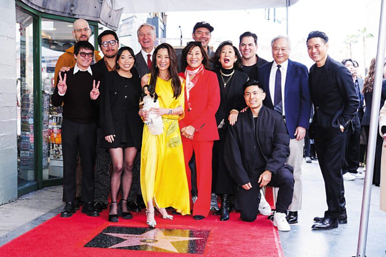奧斯卡影后楊紫瓊(前排左三)18日獲頒星光大道星章，表彰她在影壇多年成就，眾多影視圈好友到場祝賀。美聯社